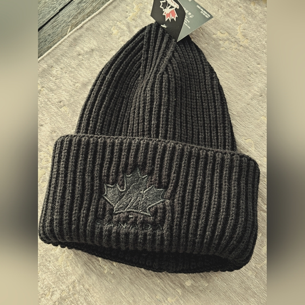 TEAM CANADA ICE HOCKEY TOUQUE/HAT Black with Patch. Get ready for Olympic Games